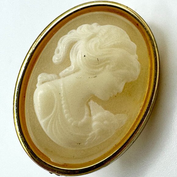 Vintage Cameo Pendant & Clip-On Earrings Set Oval Gold Tone Frame - Picture 6 of 7